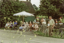 OVI-00001542 ouderen van Ilpendam bekijken de optocht Purmerfeest 375 jr. Voor de ingang naar hoeve Ilpenstein